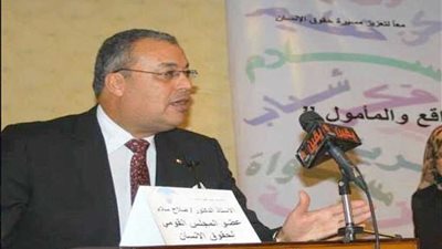 عضو حقوق الإنسان ونقيب أطباء شمال سيناء يستقبل المرضى لعلاجهم مجانًا بالعريش العام