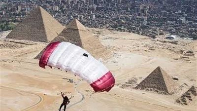 غدا.. مهرجان للقفز بالمظلات فوق سفح الأهرامات