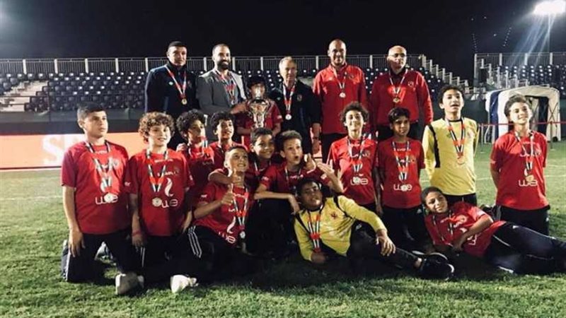 الأهلي يتوج بكأس