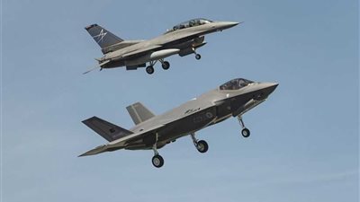 كندا تستلم طائرتين مقاتلتين من أستراليا