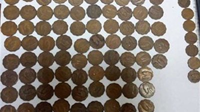 ضبط 18 عملة أثرية قبل تهريبها من مطار برج العرب