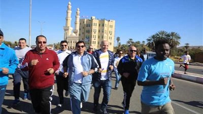 وزير الشباب والرياضة يقود ماراثونا رياضيا بأسوان.. صور