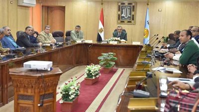 محافظ أسيوط يترأس اجتماع المناطق الصناعية ويناقش تنميتها وجذب الاستثمار