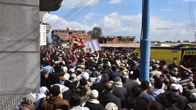 مساعد قائد المنطقة الشمالية العسكرية يتقدم جنازة شهيد سيناء بمسقط بدمنهور (صور)