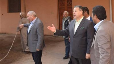 محافظ بني سويف يحيل رئيس قرية وطاقمًا طبيًا وإداريًا للتحقيق