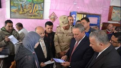 محافظ الاسماعيلية يسلم 531 جهاز تابلت لطالبات الزهور الثانوية