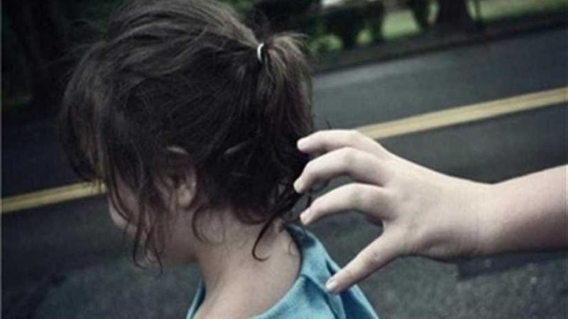 تخطف بنت صديقتها