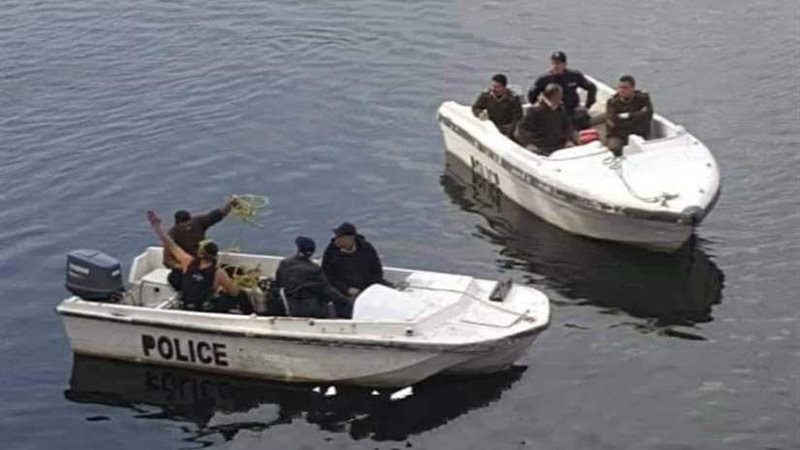 شاب يلقي بنفسه من