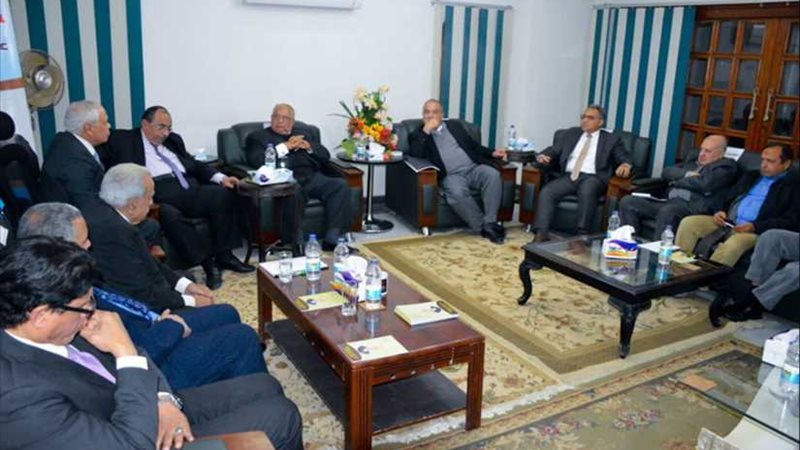 سياسيون ونواب يناقشون