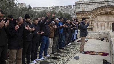 الفلسطينيون يصلون المغرب أمام باب الرحمة بالمسجد الأقصى