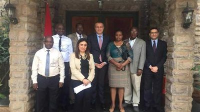 سفير مصر في نيروبي يسلم معدات طبية مُهداة إلى مستشفى كينياتا الوطني