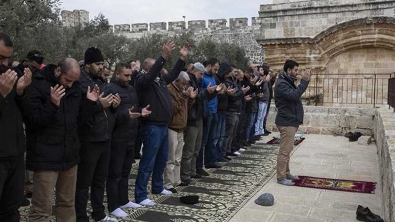 الفلسطينيون يصلون