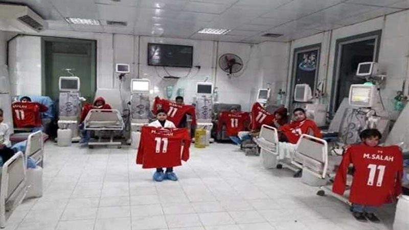 صلاح يستجيب لأطفال