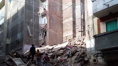 سقوط عقار بغرب الإسكندرية وإخلاء 5 عقارات مجاورة.. صور