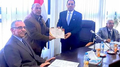 الدكتور عبيد صالح يكرم مدير أمن الجامعة