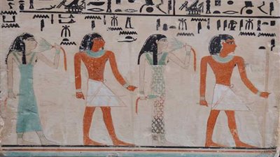 قناع مُذهَّب ولوحة جنائزية ملونة لـ