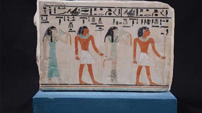 قناع مذهب ولوحة جنائزية قطعتا الأسبوع للمتحف المصري