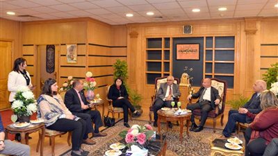 رئيس جامعة المنصورة يستقبل وفد جامعة 