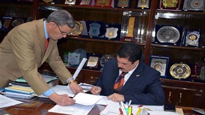 محافظ القليوبية يوقع عقود الدفعة الثالثة لتقنين الوضع على أملاك الدولة