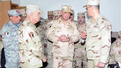 وزير الدفاع يتفقد أعمال التطوير بمعهد نظم المعلومات للقوات المسلحة