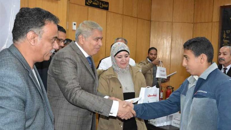 محافظ المنيا يٌسلم