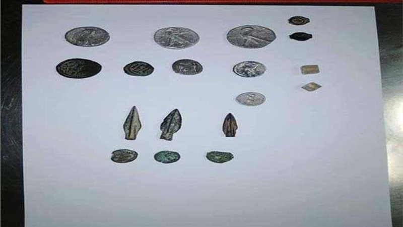 الآثار : ضبط عملات