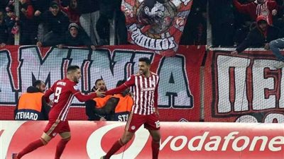 هاتريك «كوكا» يقود أولمبياكوس لفوز سهل على أوميلوس في الدوري اليوناني