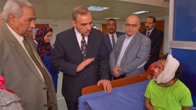 محافظ أسيوط يكرر الاطمئنان على طفلة الصعق الكهربي بالمستشفى الجامعي