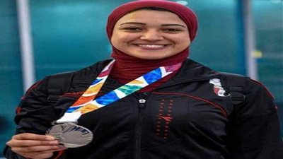 روان أيمن تتصدر التصنيف العالمي للشابات في المطرقة