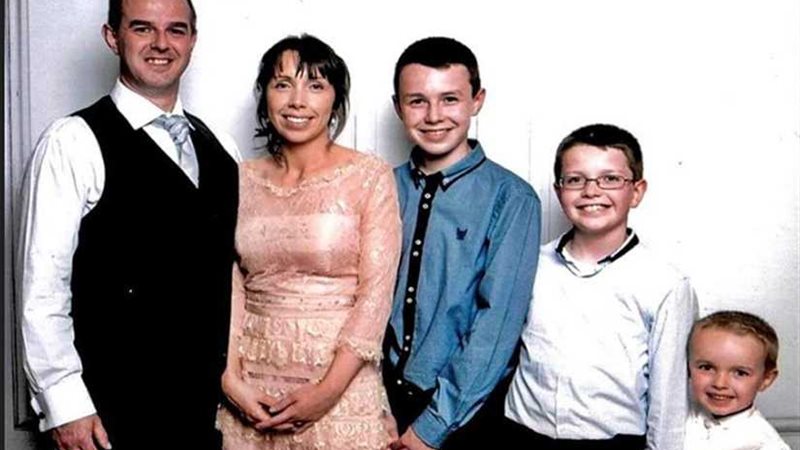 يقتل زوجته وأطفاله