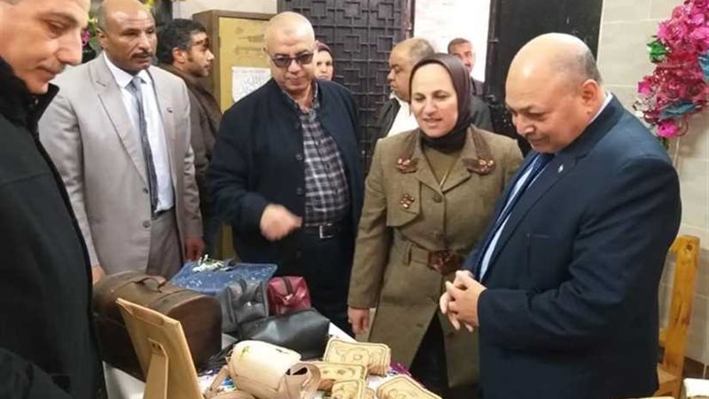 قنصل فرنسا داخل مدرسة