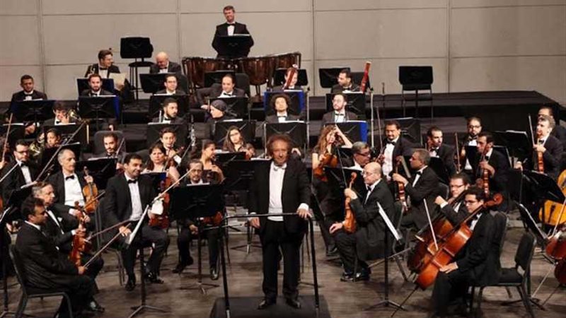 السيمفوني يروي حكاية