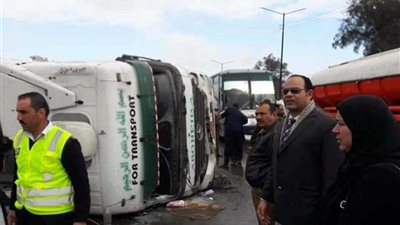 انقلاب سيارة نقل بطريق ”القاهرة- الإسكندرية“ الزراعي بـ” المنوفية“..(صور)