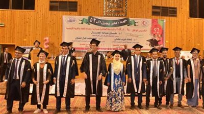 دقيقة حدادا على أرواح ضحايا حادث محطة مصر أثناء حفلة تخريج الدفعة 52 بطب أسيوط