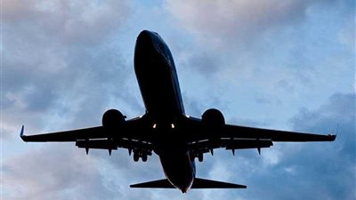 طائرة تابعة للقوات الجوية الأمريكية تحلق فوق الأراضي الروسية