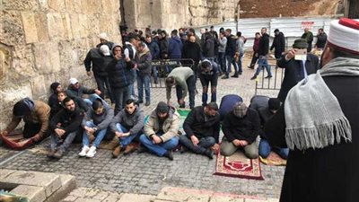 مبعدو الأقصى يؤدون صلاة الجمعة أمام باب الأسباط ومقبرة 