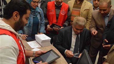 محافظ المنيا يجري فحوصات فيروس سي خلال إطلاق مبادرة 100 مليون صحة