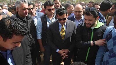 وزير الرياضة يؤدي صلاة الغائب على أرواح شهداء حادث قطار رمسيس