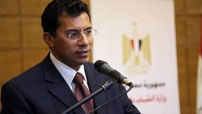 وزير الرياضة يشارك في مبادرة التبرع بالدم لمصابي محطة مصر