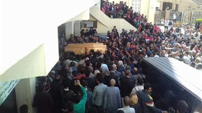 أهالي أسوان يشيعون اثنين من ضحايا حادث قطار محطة مصر