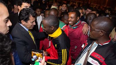 صبحي يودع شباب ٢٤ دولة يستقلون قطارًا من محطة مصر 