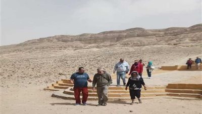 سياح 4 دول يستمتعون بجمال الآثار والطبيعة بالمنيا