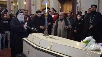 مئات الأقباط والمسلمين يشيعون جثمان ضحية محطة مصر بسوهاج