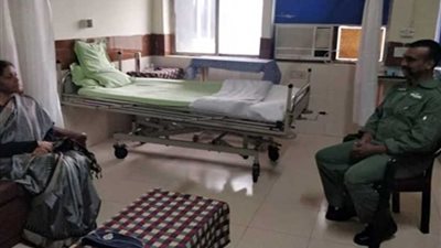 وزيرة الدفاع الهندية تلتقي بالطيار الهندي الذي أطلقت باكستان سراحه