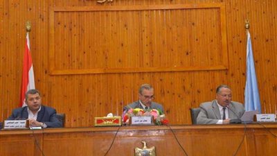 محافظ أسيوط يكرّم أفراد أسرتين 