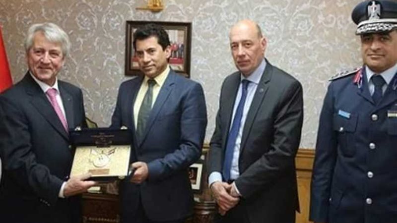 أشرف صبحي يستقبل