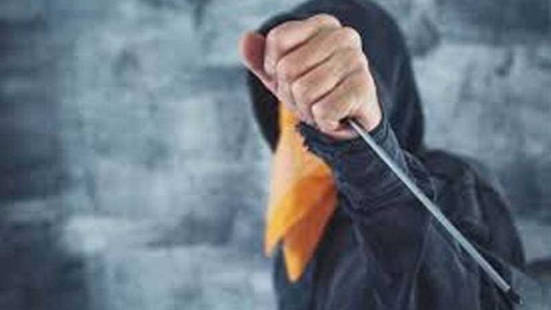 طالب يطعن زميله بآلة