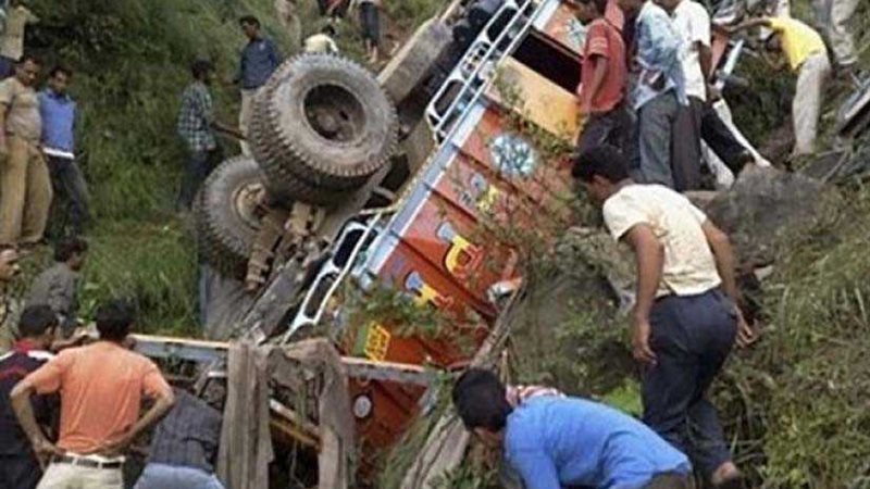 مقتل 6 وإصابة 30