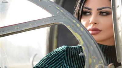 قبل وضعهم في المتحف البحري..سمر تخضع لجلسة تصوير مع الطائرات في لبنان 