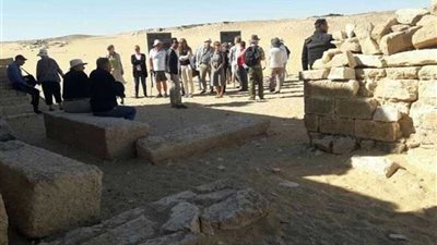 وفد سياحي من دولتي إنجلترا وألمانيا يزور المناطق الأثرية بالمنيا